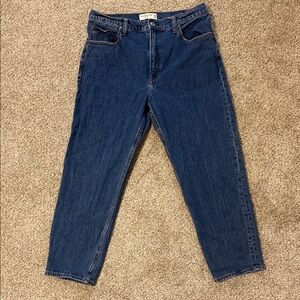 Abercrombie & Fitch High Rise Mom Jeans | Medium Wash Denim | Size 30